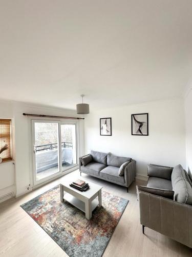 Central 2 bed property near Nine Elms Station - Tap to explore photos