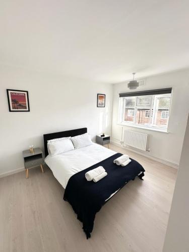 Central 2 bed property near Nine Elms Station - Tap to explore photos