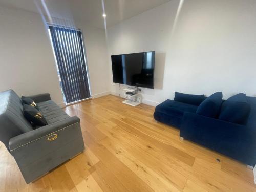 Luxury Top Floor Penthouse Apartment near Heathrow - Tap to explore photos