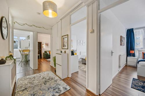 Chic 2-Bed Flat with Workspace, Balcony, Parking - Tap to explore photos