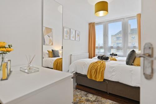 Chic 2-Bed Flat with Workspace, Balcony, Parking - Tap to explore photos