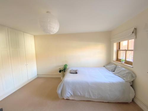 Cozy Double Room next to Putney Bridge and High Street - Tap to explore photos