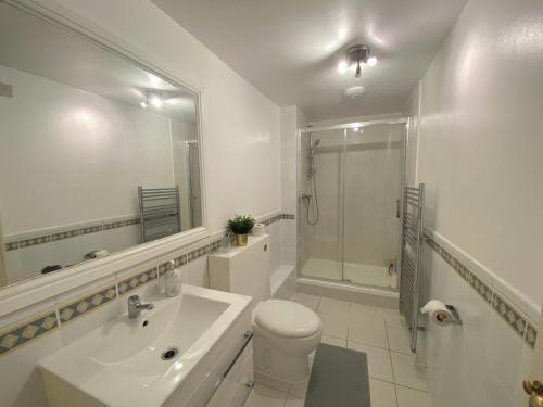 Cozy Double Room next to Putney Bridge and High Street - Tap to explore photos