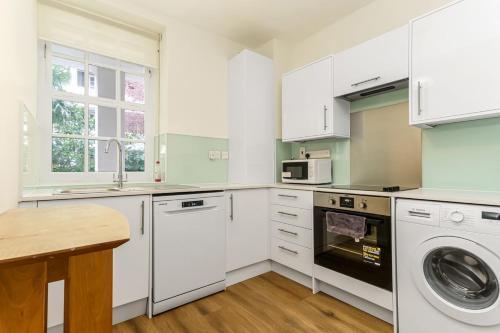 Very Central - Comfy & Quiet In Westminster For 4 - Tap to explore photos