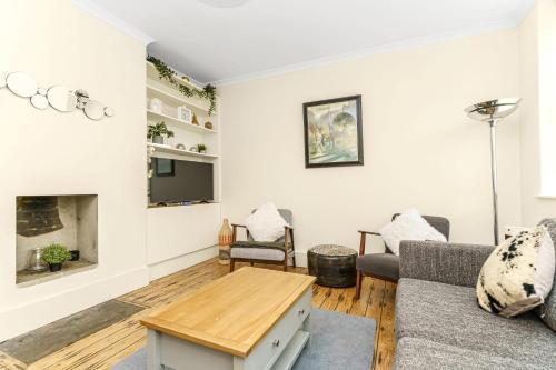Very Central - Comfy & Quiet In Westminster For 4 - Tap to explore photos