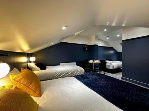 London 39 Blue House Luxury Ensuite Ideal for Tourists - Tap to explore photos