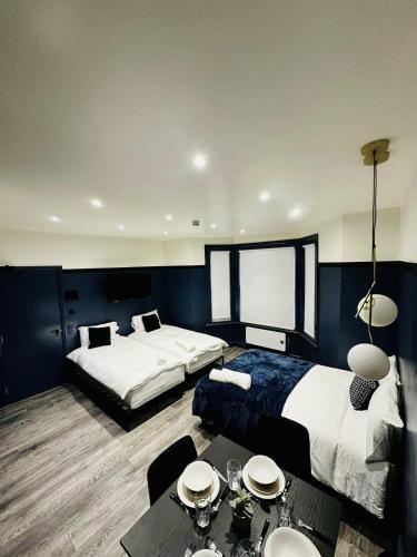 London 39 Blue House Luxury Ensuite Ideal for Tourists - Tap to explore photos