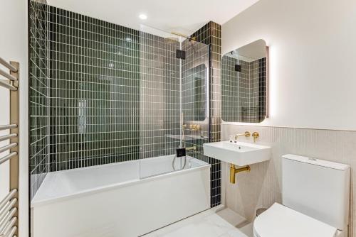 Khayat Homes - The Great Escape - 3 bed Luxury Apt - Tap to explore photos