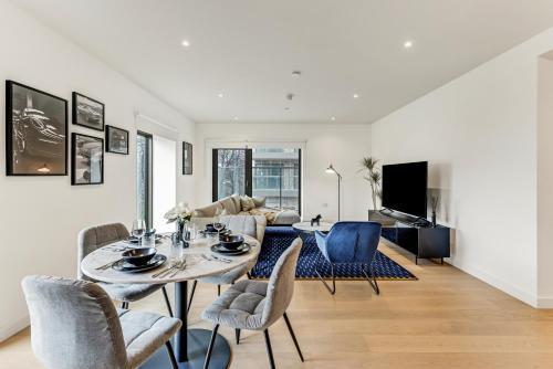 Khayat Homes - The Great Escape - 3 bed Luxury Apt - Tap to explore photos