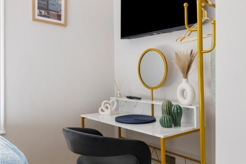 City Living Refined: Studio with Full Kitchen - Tap to explore photos