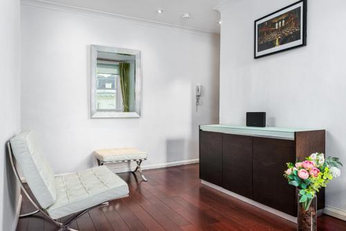 Bright & Spacious 2-Bedroom Apartment in Paddington HydePark Central London - Tap to explore photos