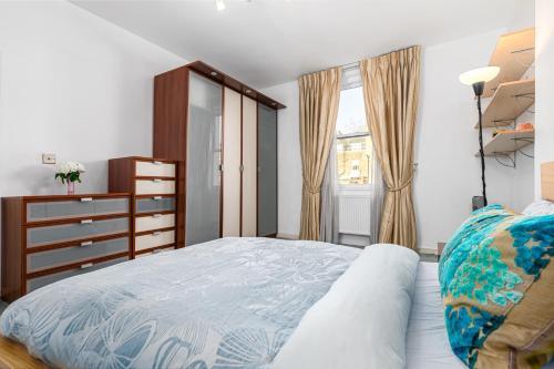 Bright & Spacious 2-Bedroom Apartment in Paddington HydePark Central London - Tap to explore photos
