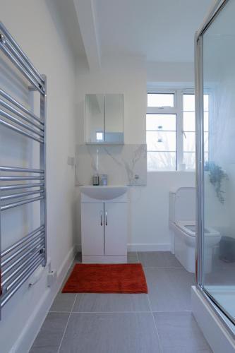Lovely 2-bed Highbury Home - Tap to explore photos