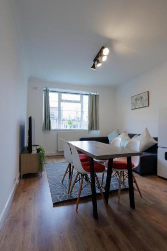 Lovely 2-bed Highbury Home - Tap to explore photos