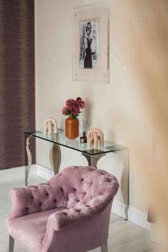 Central Harrods Super King 1BR 2Bed AC - Tap to explore photos
