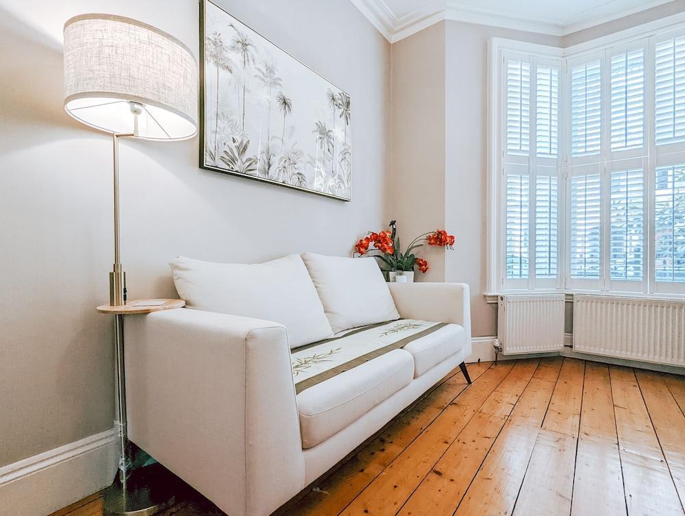 The Clapham Apartment With Private Patio - Tap to explore photos