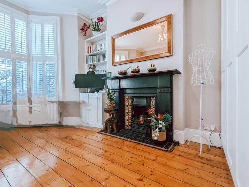 The Clapham Apartment With Private Patio - Tap to explore photos