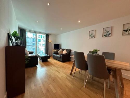 Compact 2 Bed Good Transport Links - Tap to explore photos