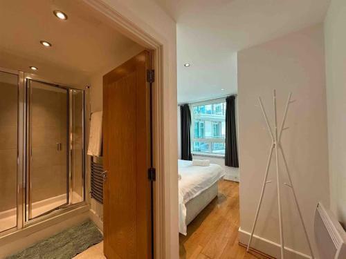 Compact 2 Bed Good Transport Links - Tap to explore photos