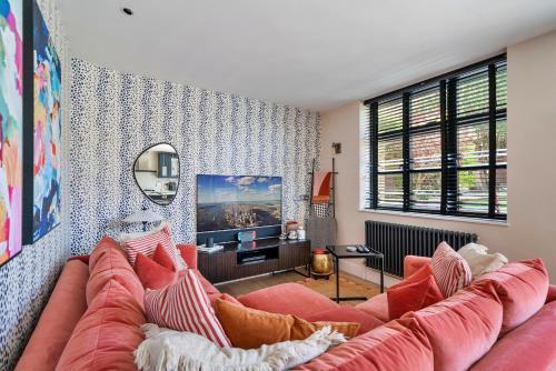 Finest Retreats - The Secret Garden, nr Wimbledon - Tap to explore photos