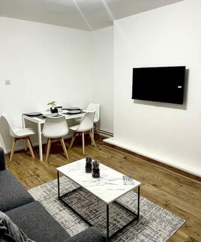 Chic London Retreat - Tap to explore photos