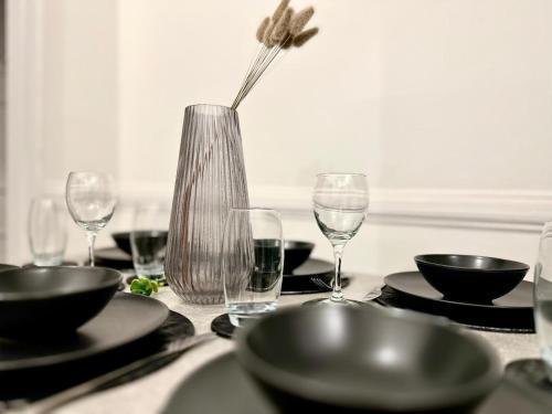 Serviced 4 bed 2 bath Manor Park House - Tap to explore photos