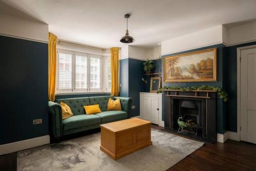 Parea Living - Spacious North London House with Big Garden - Tap to explore photos