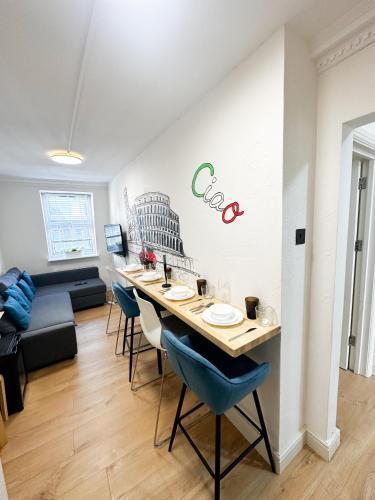 Flat 5 - Stay In Aldgate - Tap to explore photos
