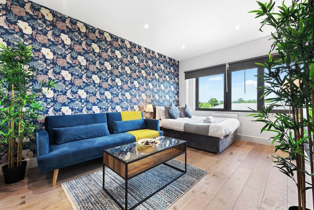 Charming 1-bed Apartment in London - Tap to explore photos
