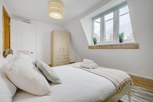 Charming Georgian 3BR townhouse - Tap to explore photos