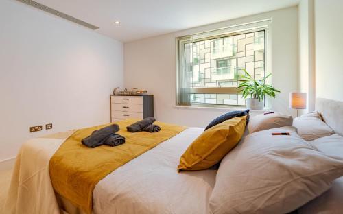 Stylish and Comfortable Canary Wharf Apartment perfect for long stays - Tap to explore photos
