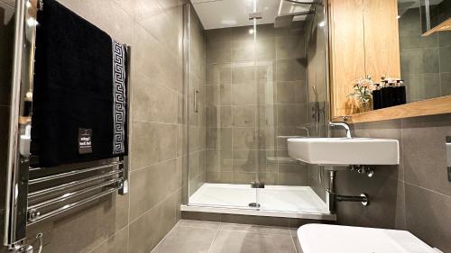 Duplex 3Bed 3Bath Modern Fast Wifi - LuxuryLondonStays - Tap to explore photos