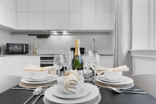 Stylish Retreats on Olympic Way Room Type - One-Bedroom Apartment