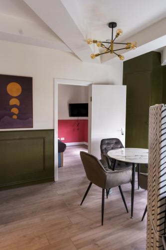 5C- Stylish Urban Retreat - Spacious 2 Bed Flat - Tap to explore photos