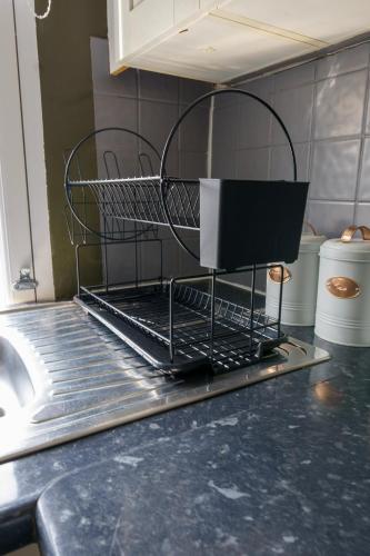 5C- Stylish Urban Retreat - Spacious 2 Bed Flat - Tap to explore photos