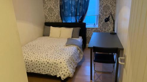 Lovely & Spacious Flat-Deptford Creekside - Tap to explore photos