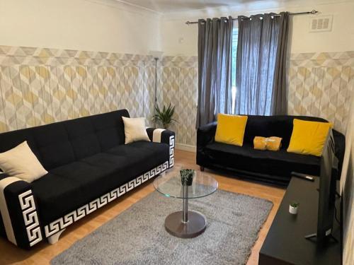 Lovely & Spacious Flat-Deptford Creekside - Tap to explore photos