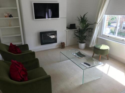 Charming flat centrally located - Tap to explore photos