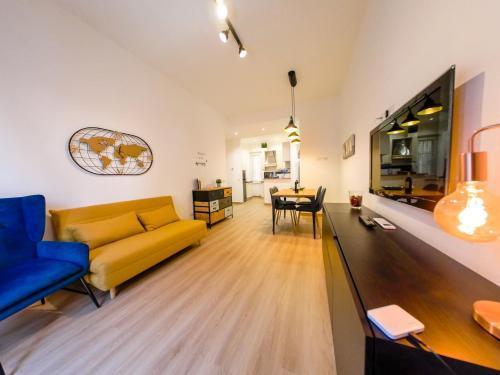 Chic Modern 2-Bedroom near Metro - Tap to explore photos