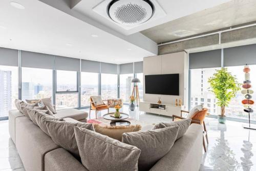 Gorgeous 3BD2Bath Bright Airy Penthouse! #355 - Tap to explore photos