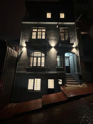 Yeni , Merkezî , Galata'da #2 - Tap to explore photos