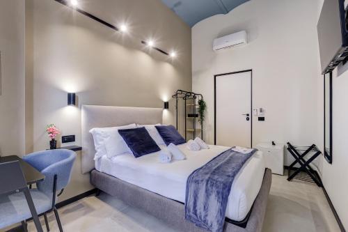 VIVILO COLLECTION - Muggia 21 Suites - Tap to explore photos
