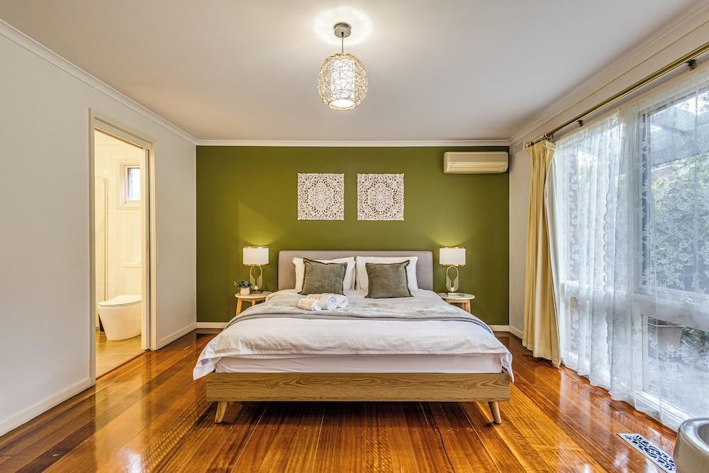 StayAU Stunning Villa near Wildlife Park - Tap to explore photos