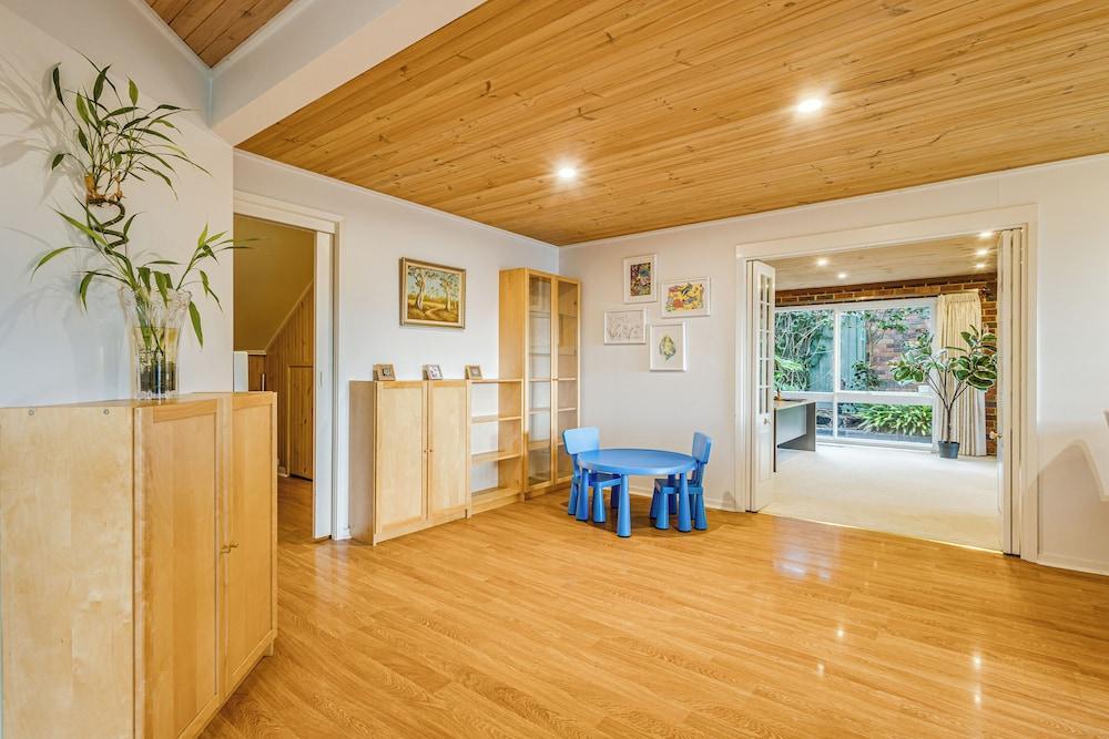 StayAU Stunning Villa near Wildlife Park - Tap to explore photos