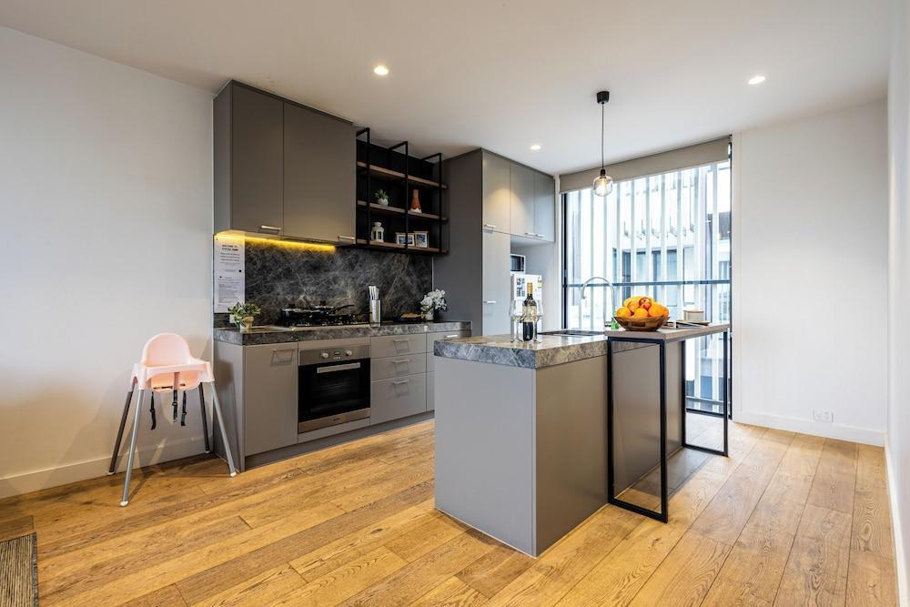 StayAU Stylish 3BR Sea Breeze Mordialloc - Tap to explore photos