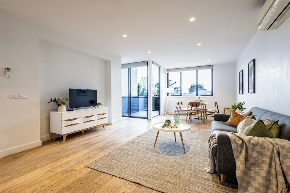 StayAU Stylish 3BR Sea Breeze Mordialloc - Tap to explore photos