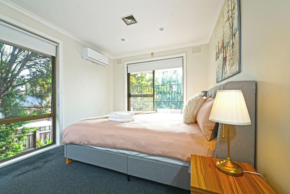 Maroondah 3BR Brick House - Tap to explore photos