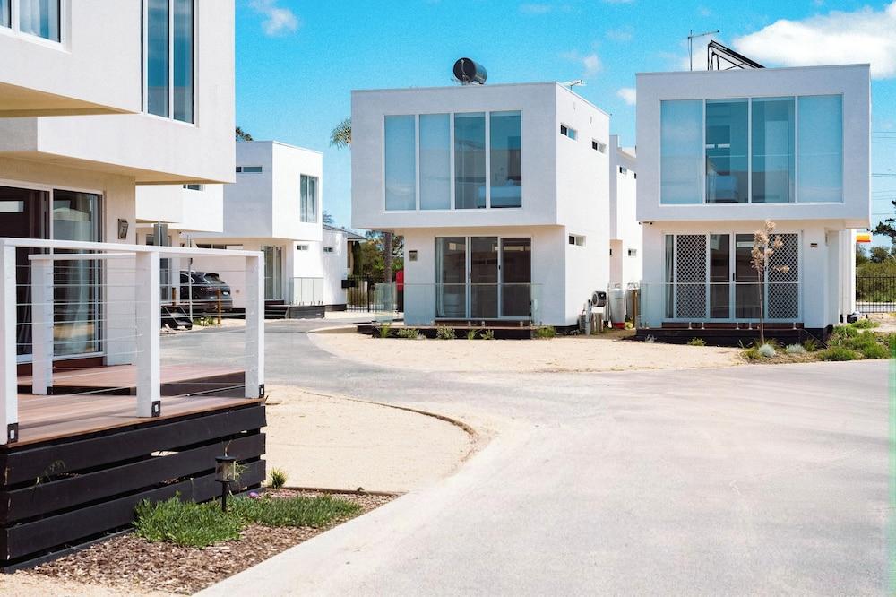 Eden Bay Mornington - Tap to explore photos
