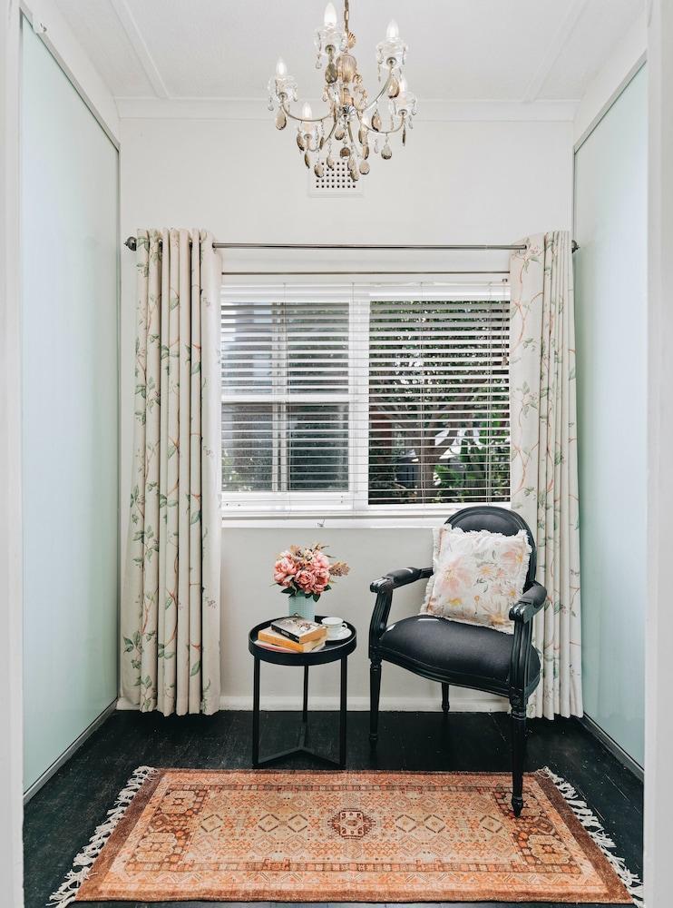XQ Collection Jaques la Maison - Tap to explore photos