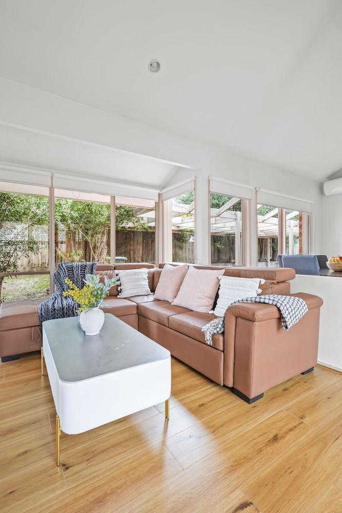 StayAU Family Home Pet Friendly - Tap to explore photos